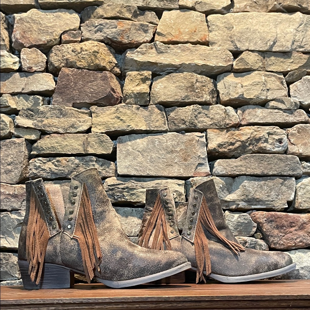 Circle G by Corral Ladies Brown Studs and Fringe Booties